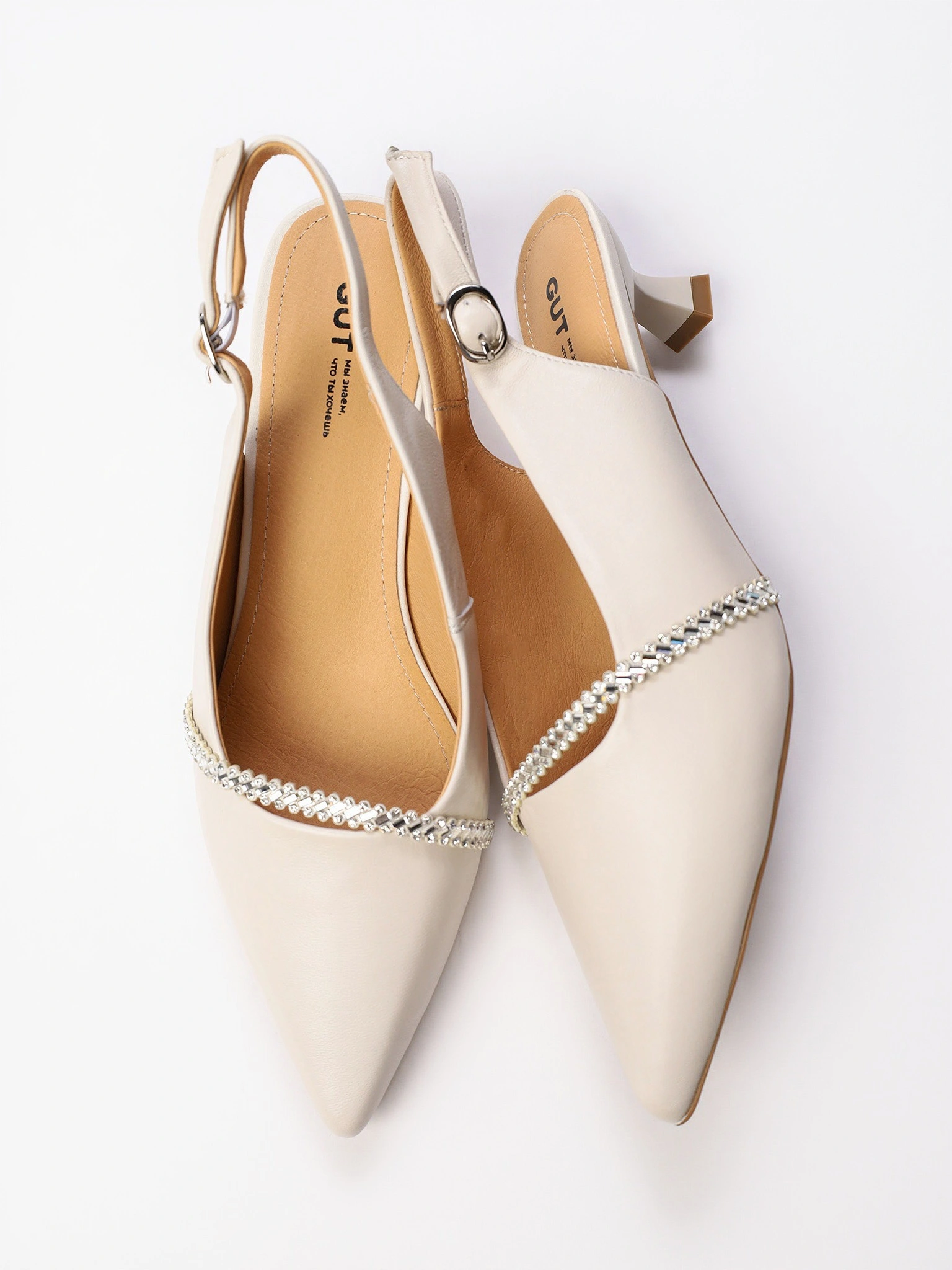 Туфли-слингбэки молочного цвета со стразами на низком каблуке